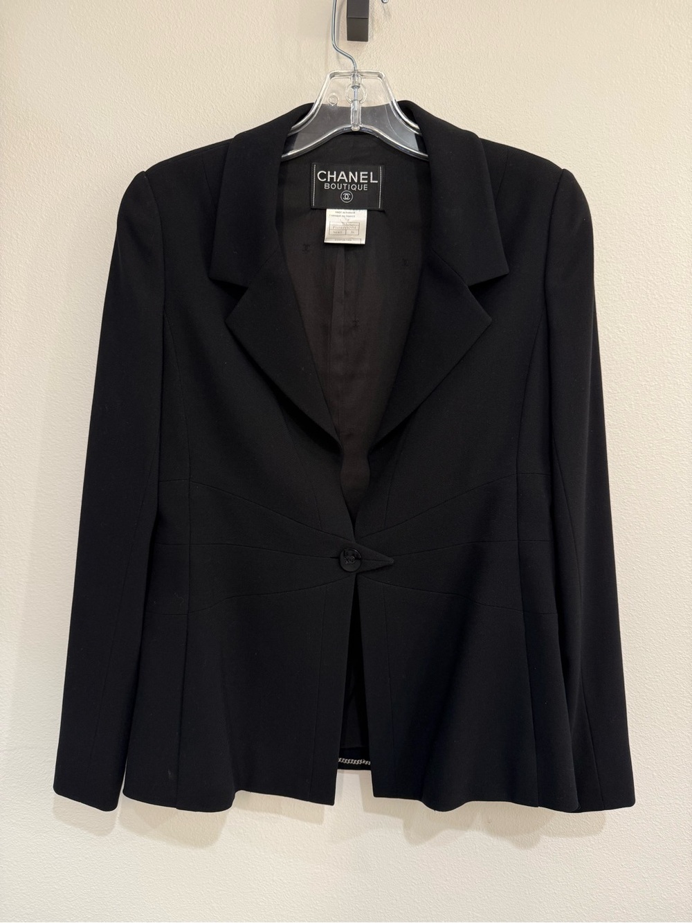 Stunning vintage CHANEL Black Tailored Women's blazer and skirt suit set